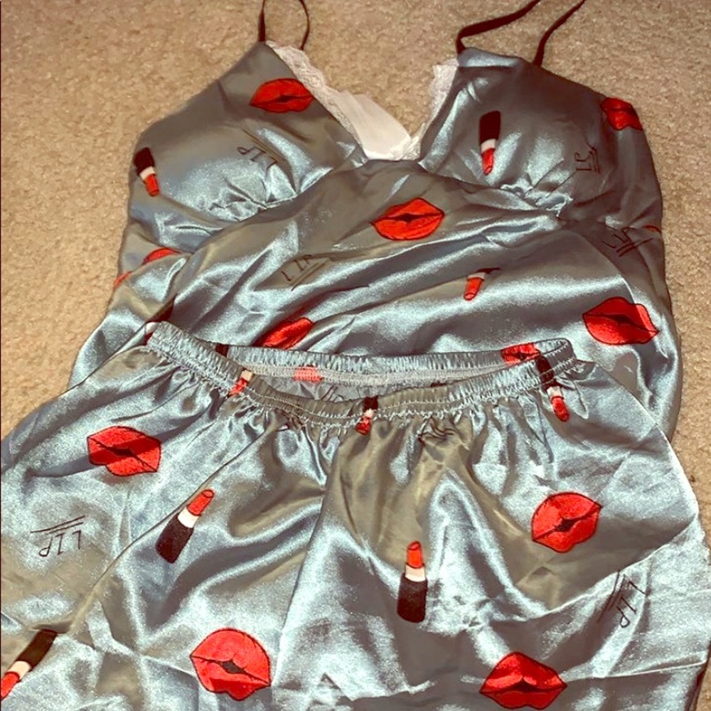 This is a cute makeup sleepwear set.